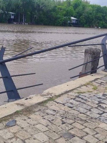 Gualeguaychú: dos jóvenes corrían una picada en el puerto y uno chocó contra una baranda