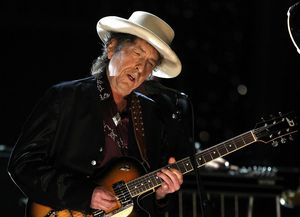 Académico sueco criticó la arrogancia de Dylan por su silencio sobre el Nobel