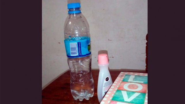 Una niña puso quitaesmalte a la botella de agua de su maestra