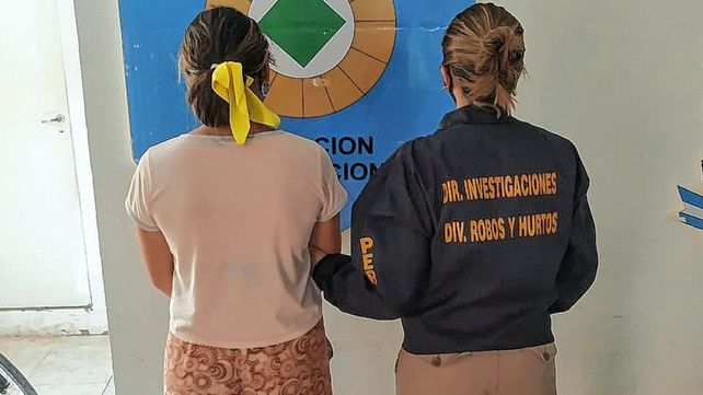 Enterraban ladrillos de droga y cuidaban plantas de tres metros de altura