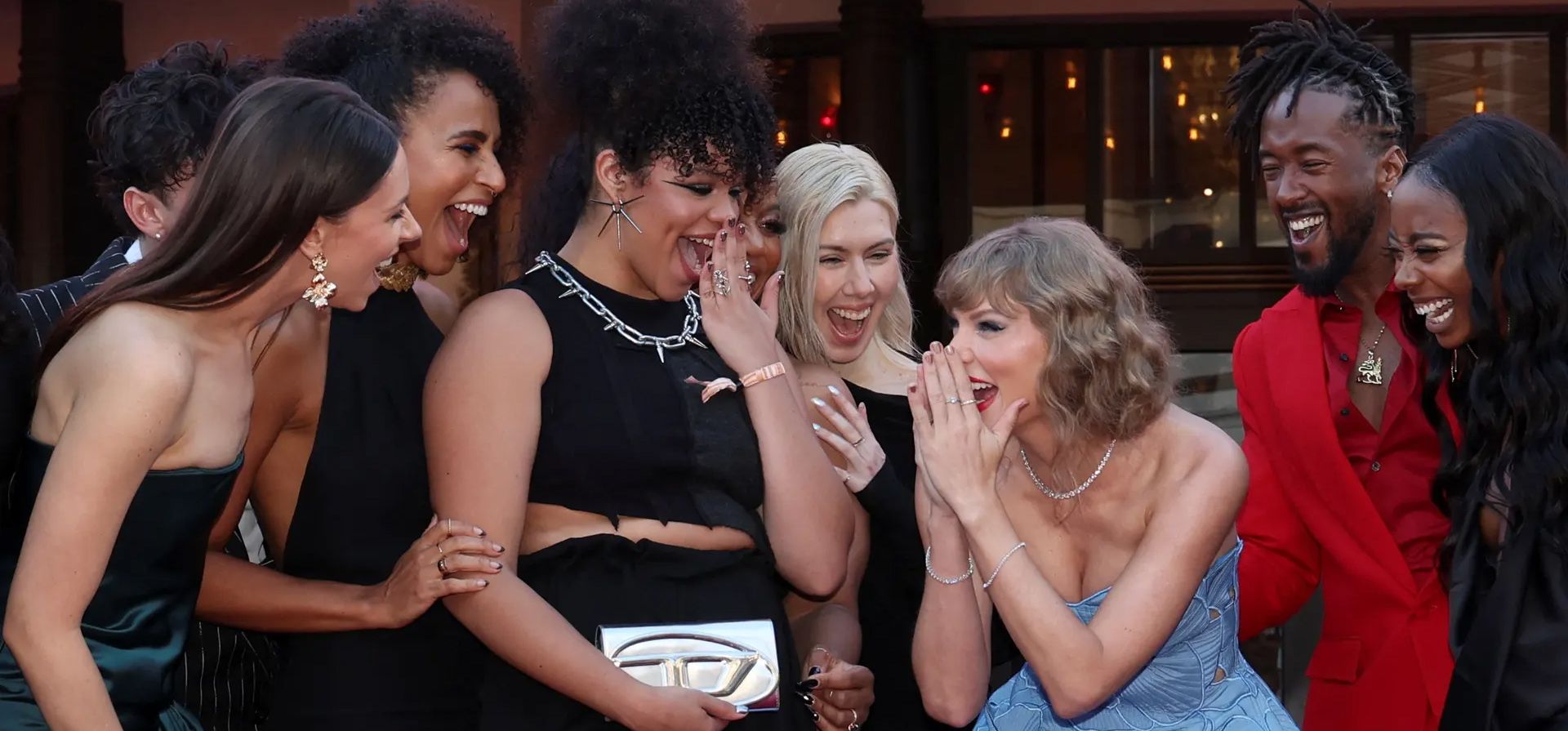 Los Ángeles, Estados Unidos. Taylor Swift, junto con bailarines y su banda, asisten al estreno de Taylor Swift: The Eras Tour en California. Fotografía: Mario Anzuoni/Reuters
