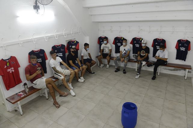 Un vestuario con comodidades. El plantel charrúa cuenta con un lugar de confort en el nuevo vestuario. Se refaccionaron los baños y las duchas. Córdoba sigue trabajando para darle lo mejor al jugador.
