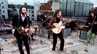 The Beatles en su mítico último concierto en vivo, registrado en el filme Let It Be, que estrena una nueva versión este 8 de mayo, por Disney+.