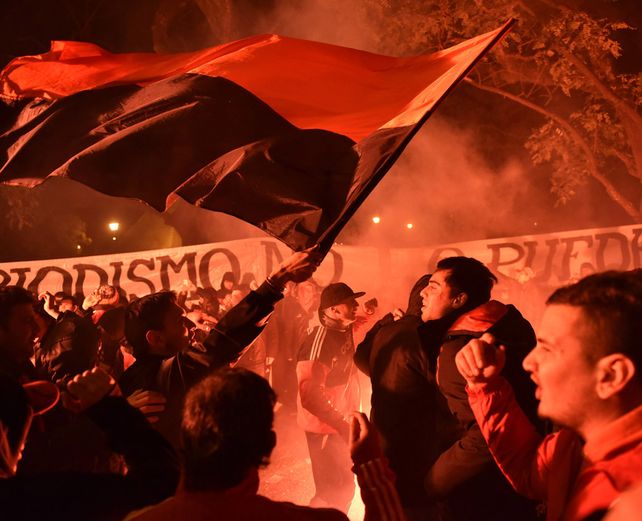 Convocados. Simpatizantes leprosos cantaron en las inmediaciones del estadio