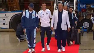 La selección argentina volvió al país y fue recibida por hinchas en Ezeiza