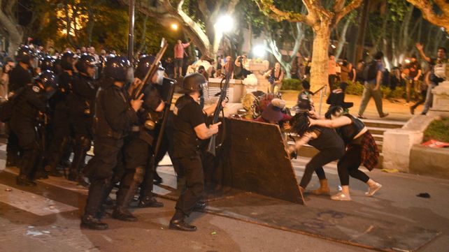 Había gente organizada que lanzaba piedras y botellas contra el personal policial