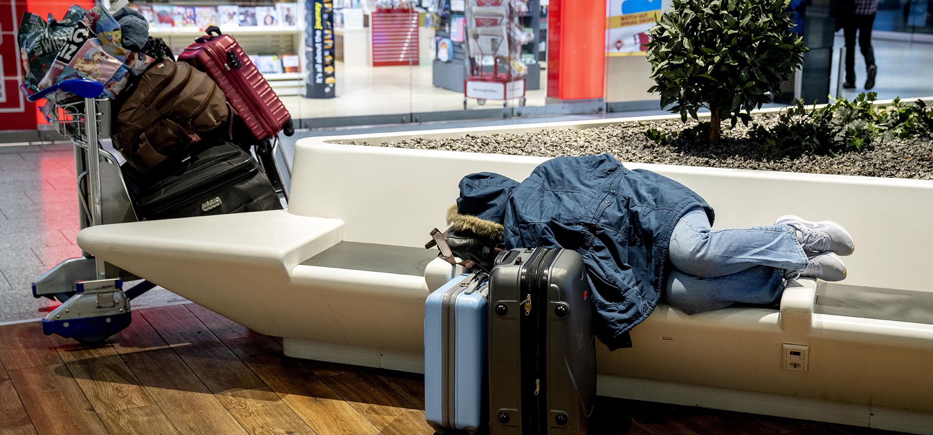 Un pasajero varado duerme en el aeropuerto de Fráncfort, Alemania, el lunes 27 de marzo de 2023. Trenes, aviones y sistemas de transporte público se detuvieron el lunes en gran parte de Alemania cuando los sindicatos convocaron una importante huelga de un día en un esfuerzo por ganar aumentos que reviertan la inflación. (Foto AP/Michael Probst)