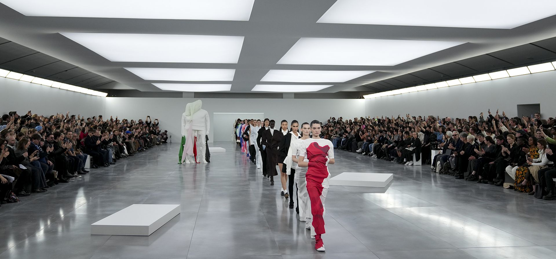 Las modelos lucen creaciones de la colección de ropa femenina otoño/invierno 2025-2026 de Issey Miyake, presentada en París, el viernes 7 de marzo de 2025. (Foto de Scott A Garfitt/Invision/AP) Las modelos lucen creaciones de la colección de ropa femenina otoño/invierno 2025-2026 de Issey Miyake, presentada en París, el viernes 7 de marzo de 2025. (Foto de Scott A Garfitt/Invision/AP)