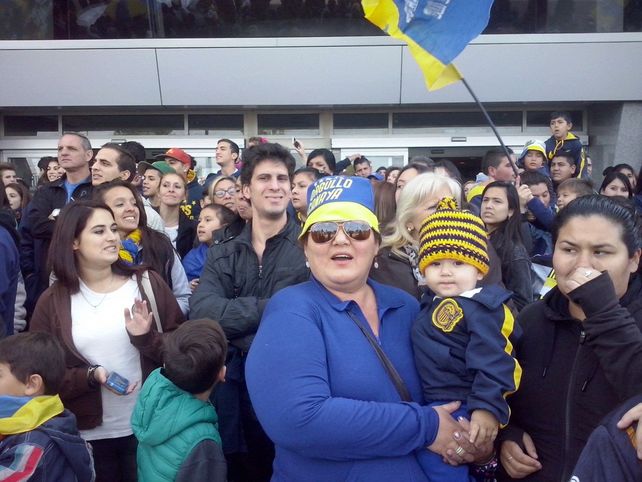Los hinchas canallas copan el aeropuerto de Fisherton para despedir al equipo de Central  rumbo a Medellín
