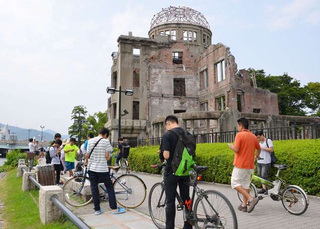 Los jugadores del Pokémon Go cerca del Domo de la Bomba Atómica en el Parque Memorial de la Paz de Hiroshima