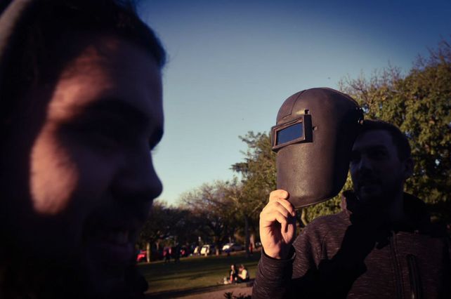 Miles de rosarinos disfrutaron del eclipse solar en el Planetario.