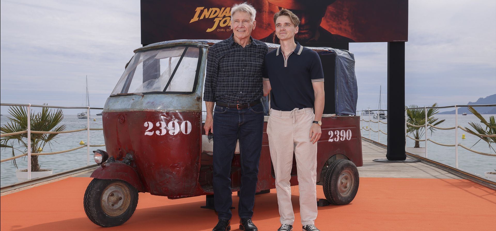 Harrison Ford y Joe Sugg posan para los fotógrafos en la sesión fotográfica de la película "Indiana Jones and the Dial of Destiny" en el 76º festival internacional de cine de Cannes, sur de Francia, el jueves 18 de mayo de 2023. (Foto de Vianney Le Caer/Invision/AP)