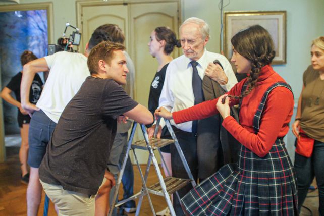 Martínez Carbonell junto a los actores Mirko Buchín y Cecilia LiCausi durante el rodaje.