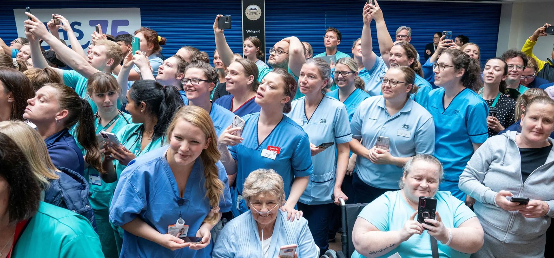 Edimburgo, Escocia. El personal y los pacientes esperan para conocer al rey Carlos III y la reina Camilla durante su visita a la Royal Infirmary de Edimburgo, Escocia, Gran Bretaña. Fotografía: Reuters Edimburgo, Escocia. El personal y los pacientes esperan para conocer al rey Carlos III y la reina Camilla durante su visita a la Royal Infirmary de Edimburgo, Escocia, Gran Bretaña. Fotografía: Reuters