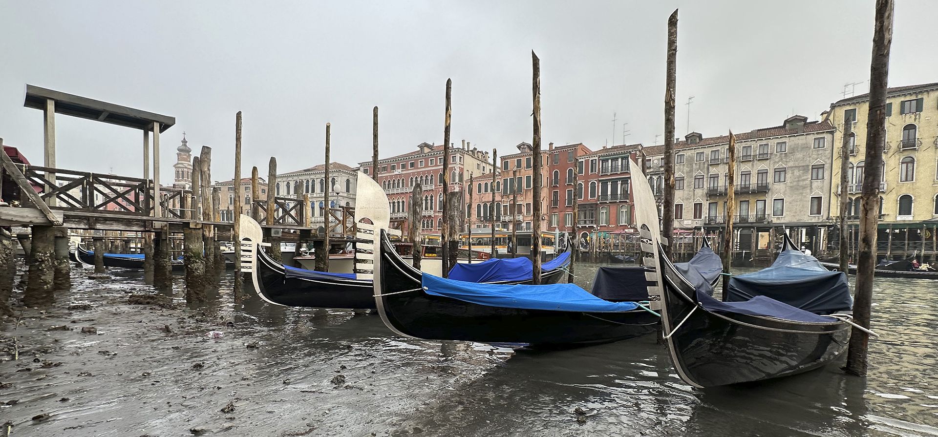 Las góndolas están atracadas a lo largo de un canal durante la marea baja en Venecia, Italia. Algunos de los canales secundarios de Venecia prácticamente se han secado últimamente debido a un período prolongado de mareas bajas vinculado a un sistema meteorológico persistente de alta presión. (Foto AP/Luigi Costantini)