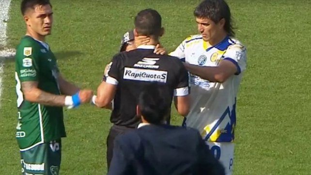 Un hincha de Sarmiento ingresó al campo de juego para agredir al árbitro Andrés Merlos