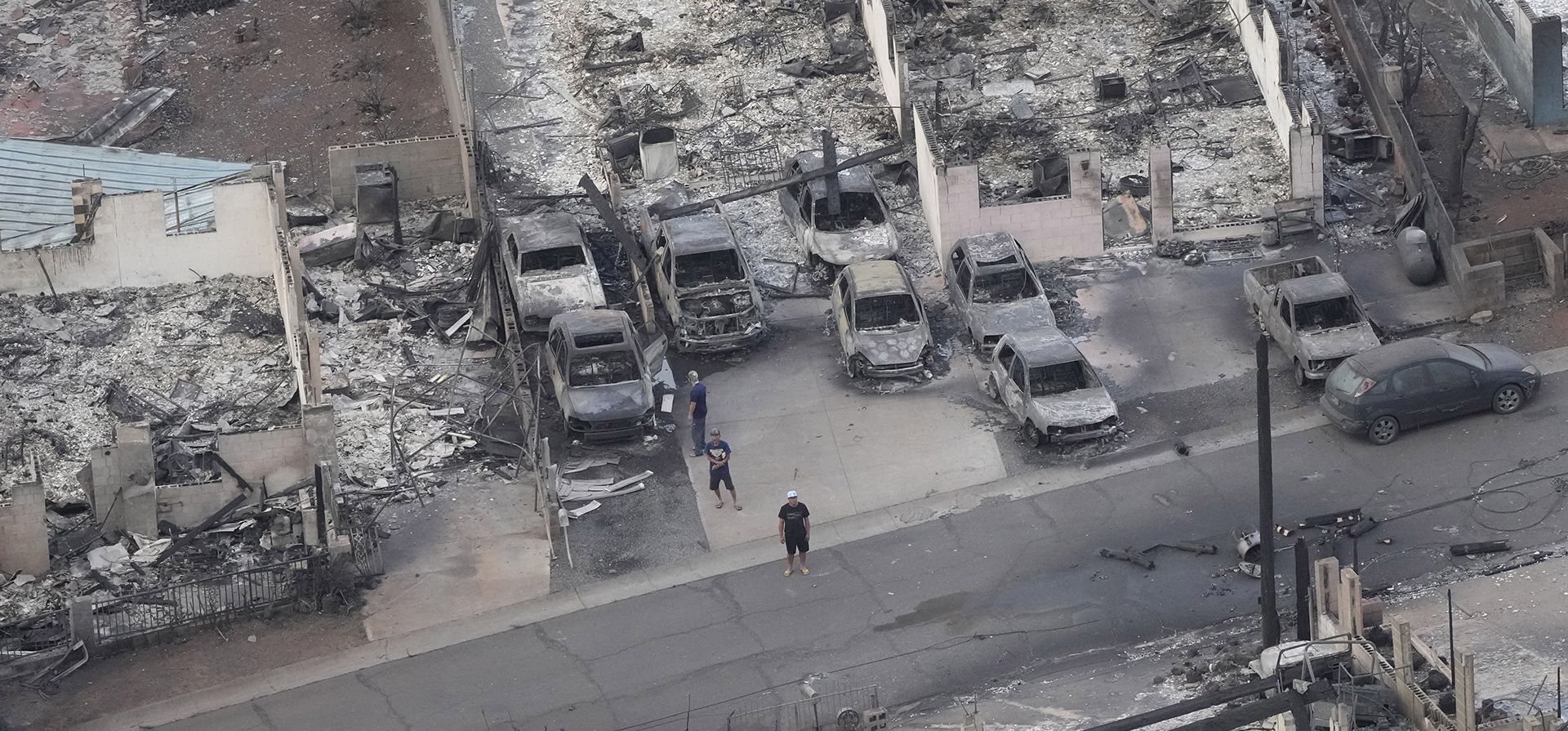 Un hombre se para en una calle en medio de los restos de un incendio forestal, en Lahaina, Hawái. La búsqueda entre los restos del incendio forestal en la isla hawaiana de Maui el jueve,s reveló un páramo de casas quemadas y comunidades arrasadas mientras los bomberos luchaban contra el fuego obstinado que lo convirtió en el más mortífero en los EE. UU. en los últimos años. (Foto AP/Rick Bowmer) Un hombre se para en una calle en medio de los restos de un incendio forestal, en Lahaina, Hawái. La búsqueda entre los restos del incendio forestal en la isla hawaiana de Maui el jueve,s reveló un páramo de casas quemadas y comunidades arrasadas mientras los bomberos luchaban contra el fuego obstinado que lo convirtió en el más mortífero en los EE. UU. en los últimos años. (Foto AP/Rick Bowmer)