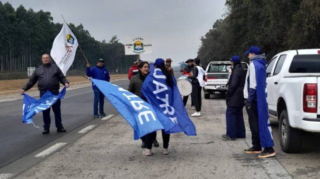 Trabajadores rurales nucleados en Uatre se movilizaron la semana pasada en reclamo de mejoras salariales. El viernes hubo un acuerdo Trabajadores rurales nucleados en Uatre se movilizaron la semana pasada en reclamo de mejoras salariales. El viernes hubo un acuerdo