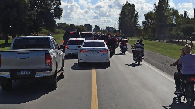 El cortejo que trasladó los restos de Meoni momentos antes de arribar al cementerio de Junín.