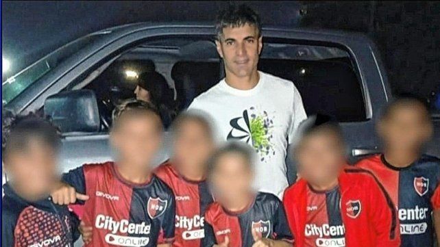 Newells sancionó a seis juveniles por tomarse una foto con un jugador de Central.
