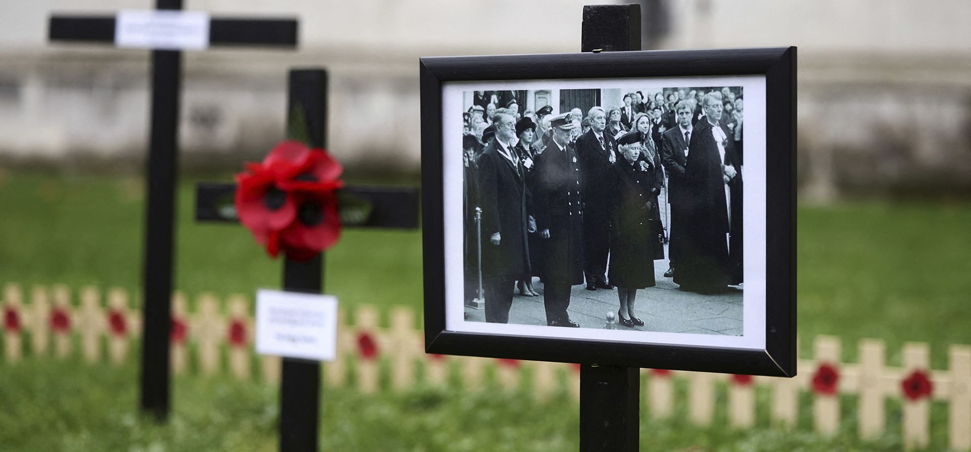Una imagen de la difunta reina Isabel II de Gran Bretaña se muestra mientras la reina consorte Camilla de Gran Bretaña asiste al servicio 94º Field of Remembrance en la Abadía de Westminster en Londres, el jueves 10 de noviembre de 2022.