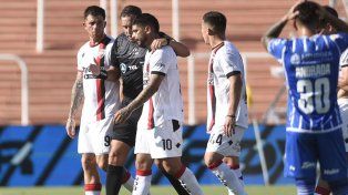 Rapallini acompaña a Banega a retirarse de la cancha luego de expulsarlo el domingo en Mendoza.