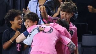 Felicidad plena. Lionel Messi festejó uno de sus goles con sus tres hijos.