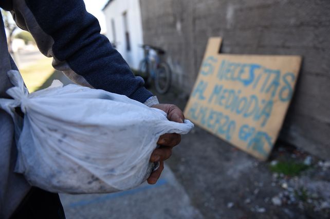 Recurrir a los comedores en busca de la ración gratuita es para muchas familias el principal sostén alimentario. 