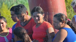 Dolor. Hermanos y la madre de Matías, en el lugar del hallazgo.