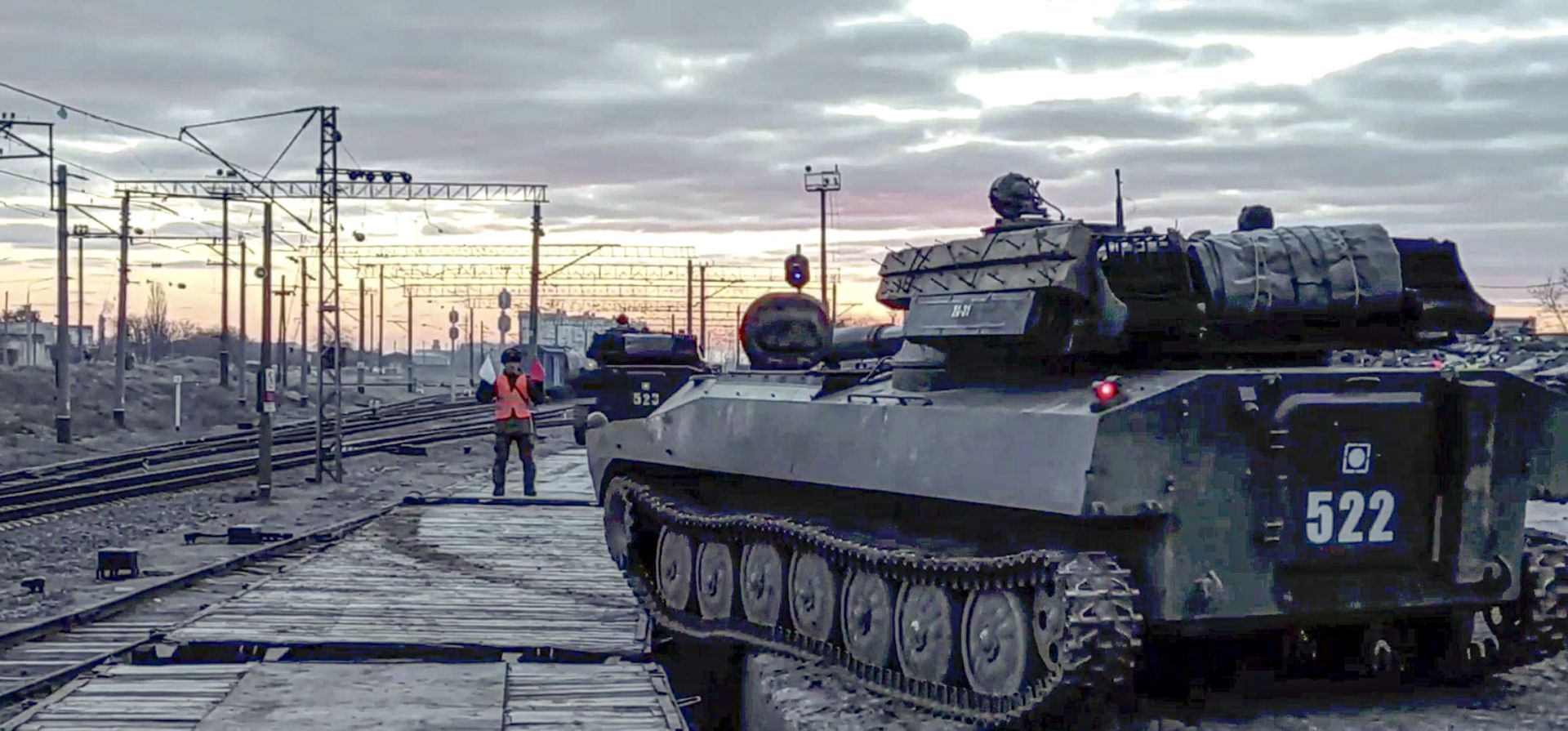 Imagen captura de video proporcionado por el Servicio de Prensa del Ministerio de Defensa de Rusia el martes 15 de febrero de 2022, vehículos blindados rusos se cargan en plataformas ferroviarias después del final de los ejercicios militares en el sur de Rusia.