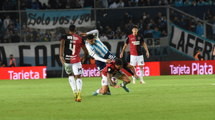 Armando Méndez volvió bien y Romero lo voltea. Miran Ditta y Ortiz. Gran triunfo de Newells sobre Racing.