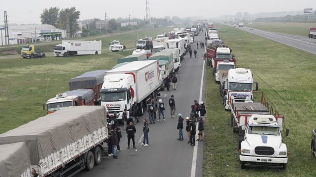 El corte de tránsito en Autopista a Buenos Aires y A 012. Estuvo interrumpido el paso en el carril que viene a Rosario hasta minutos antes de las 20