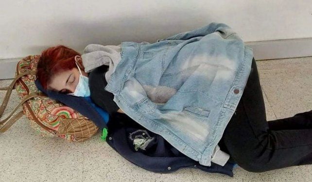 Lara Arreguiz, acostada en el suelo mientras esperaba a que la atendieran. Tenía 22 años.