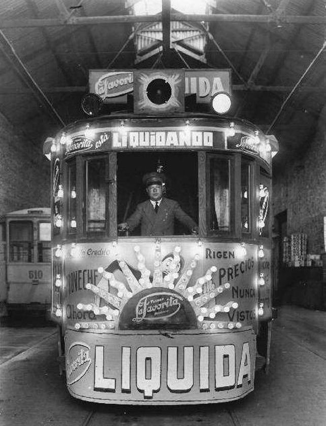 Un coche en 1938 listo para salir a recorrer las calles promocionando las liquidaciones de La Favorita
