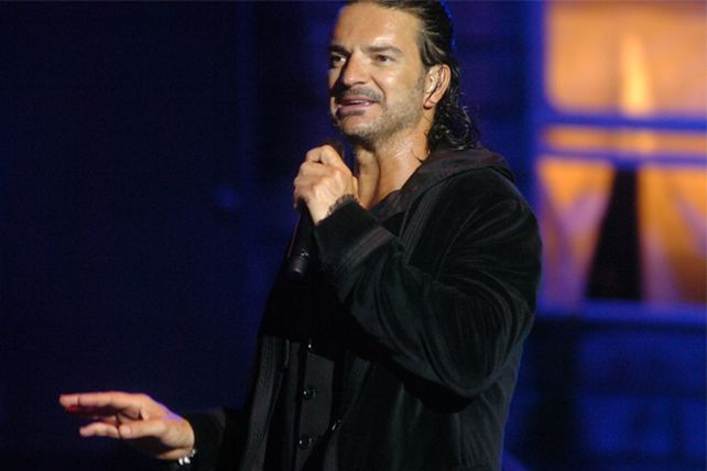 Ricardo Arjona desplegó sus  canciones para el suspiro de ellas