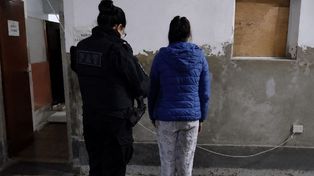 Aprehendieron a una madre por entregarle un arma a su hijo para que la trasladara en Barrio San Lorenzo