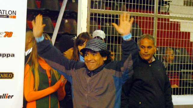 Diego Maradona saluda en un estadio cubierto de Newells repleto&nbsp;