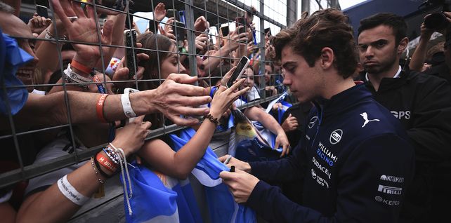 La irrupción del piloto argentino Franco Colapinto, a la escuderia de Williams, fue uno de los sucesos que sorprendieron al mundo del deporte y en especial al automovilísmo, su impronta y personalidad al momento de enfrentarse al público y al periodismo, lo consagraron en uno de los personajes del año.  (Foto AP/Ettore Chiereguini)