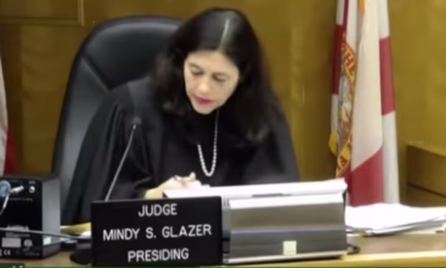 La jueza Mindy Glazer llev&oacute; adelante la audiencia.&nbsp;
