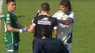 Un hincha de Sarmiento ingresó al campo de juego para agredir al árbitro Andrés Merlos