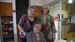 Tiene 104 años y conserva toda la vitalidad, con sus lecturas y labores