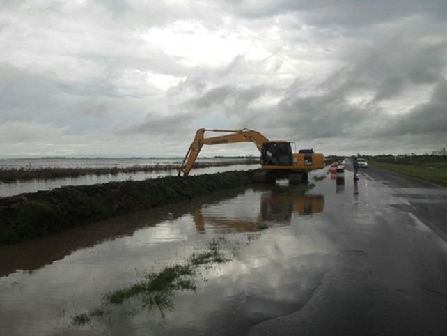 Obras ante el peligro. Una excavadora refuerza el terraplén de la ruta 90 en la zona de la laguna&nbsp;