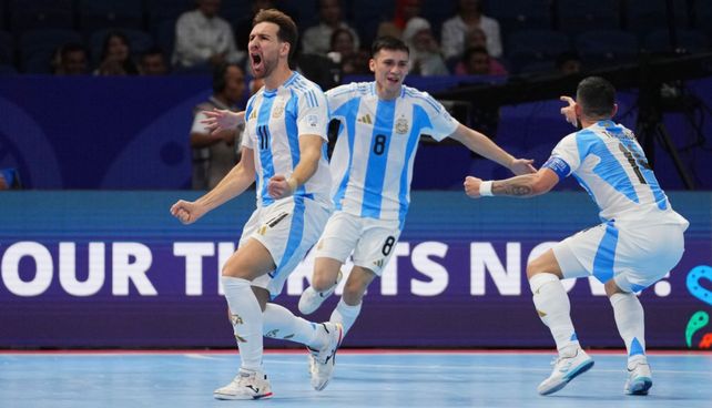 Los jugadores de la selección festejan tras la goleada que consiguió ante Ucrania en su debut.