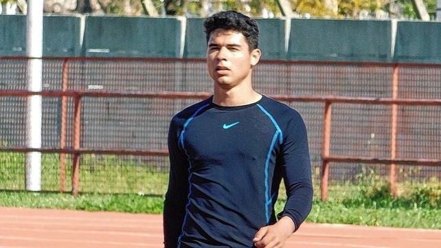 El santafesino Esteban Montiel entrenado por Nicolás Camargo se impuso en la prueba de 100 metros llanos.