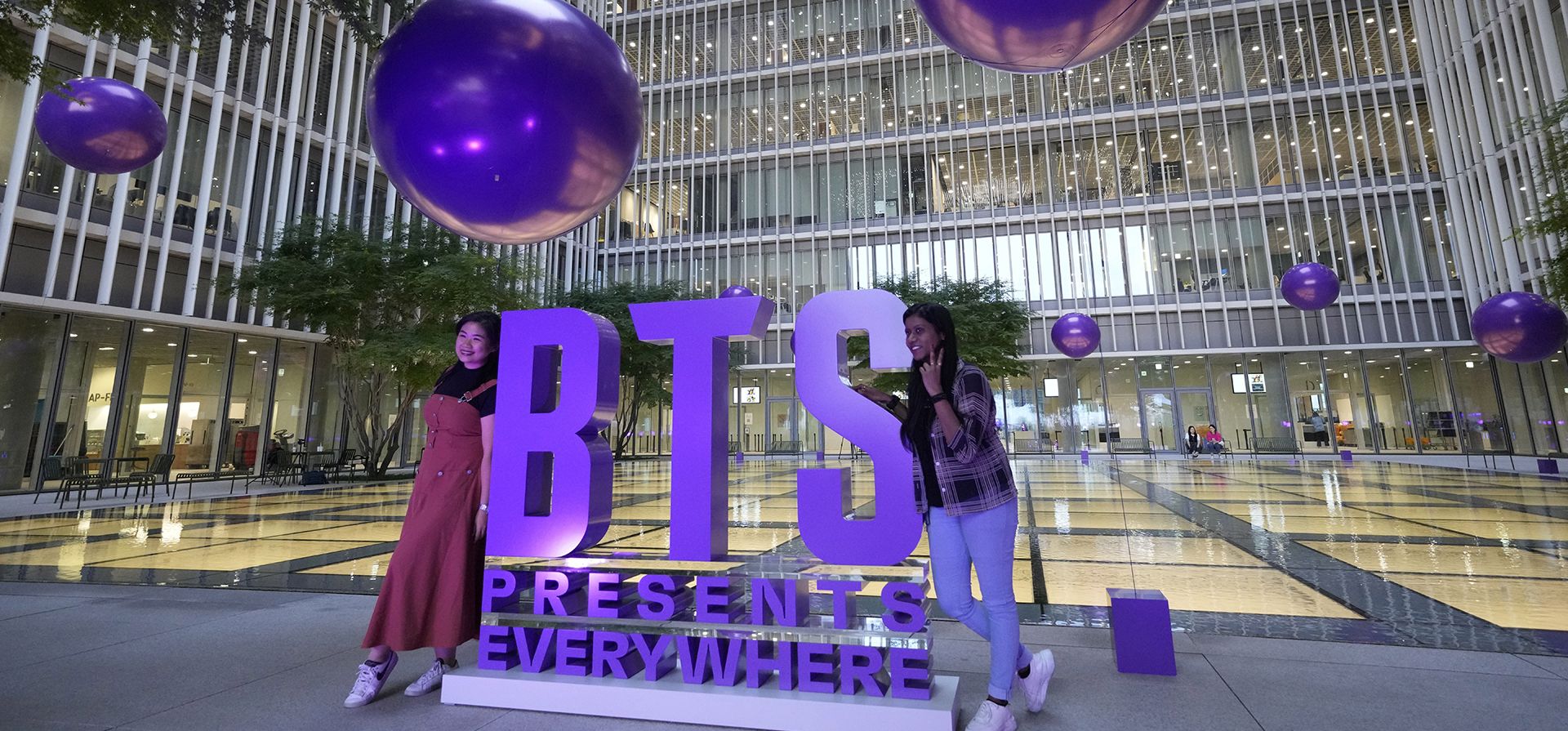 Fans de BTS posan para una foto de recuerdo con un logo de la banda de K-pop BTS durante un evento para celebrar su décimo aniversario de debut, en Seúl, Corea del Sur, el miércoles 14 de junio de 2023. (Foto AP/Lee Jin-man) Fans de BTS posan para una foto de recuerdo con un logo de la banda de K-pop BTS durante un evento para celebrar su décimo aniversario de debut, en Seúl, Corea del Sur, el miércoles 14 de junio de 2023. (Foto AP/Lee Jin-man)