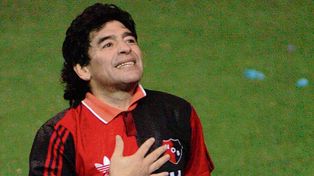 Con la leprosa. Diego enfrentó a Colombia en 2006 en el showbol.
