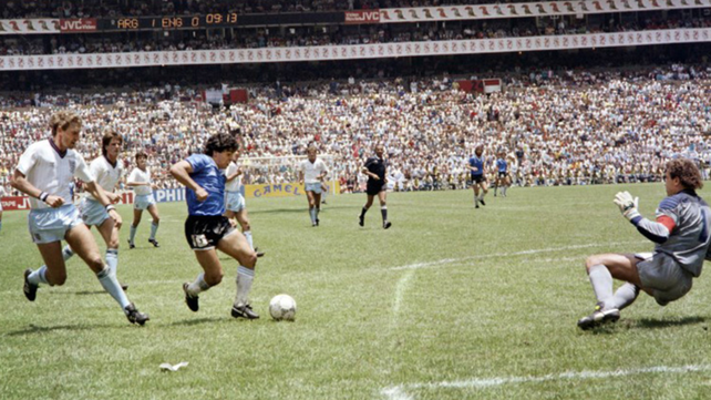 Tras gambetear a los defensores ingleses, Maradona esquiva a Shilton y la empuja para sentenciar 
