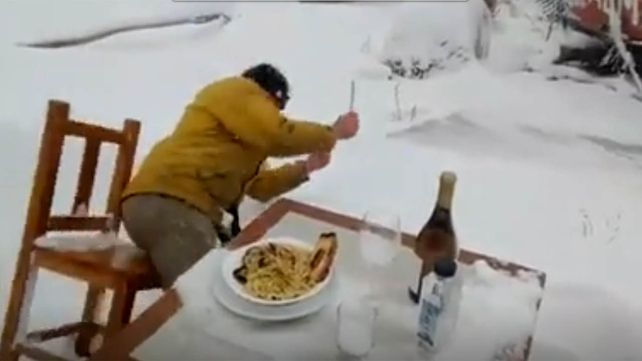 Un viral para congelarse de risa: un bar de Ushuaia ironiza sobre las normativas pandémicas