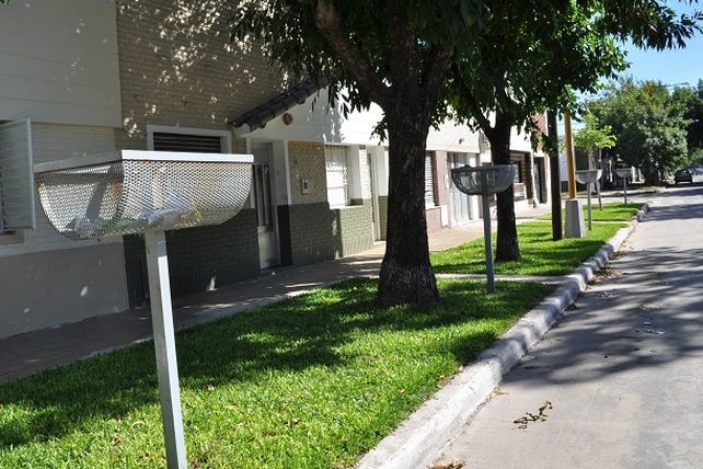 Notifican en otros dos barrios sobre la obligación de contar con cestos en altura