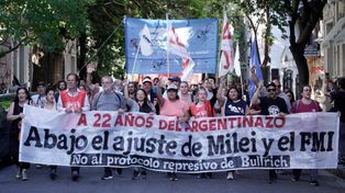 Organizaciones sociales y políticas marcharon por las calles de Rosario para conmemorar la represión de diciembre de 2001 y rechazar las políticas de ajuste económico y el protocolo anti piquetes.&nbsp;